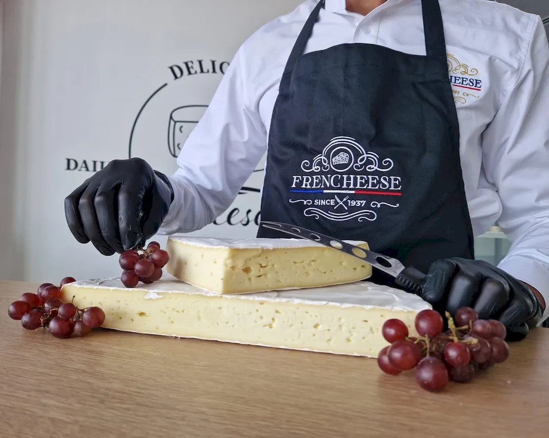 Discover the World of Expertly Curated Cheeses